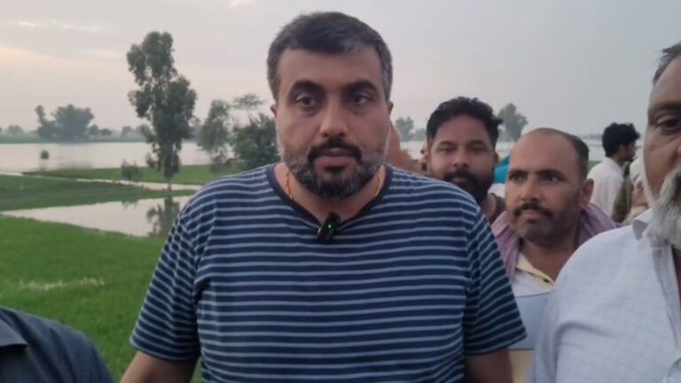 ਜਲਾਲਾਬਾਦ ਦੇ ਹੜ੍ਹ ਪੀੜਤਾਂ ਦੀ ਮਦਦ ਲਈ ਡਟੇ ਵਿਧਾਇਕ ਗੋਲਡੀ ਕੰਬੋਜ਼; ਪਿੰਡ ਢਾਣੀ ਫੂਲਾ ਸਿੰਘ ਦੇ ਲੋਕਾਂ ਨੂੰ ਪਸ਼ੂਆਂ ਲਈ ਵੰਡੀ ਫੀਡ;  ਸਥਾਪਿਤ ਕੀਤਾ ਕੰਟਰੋਲ ਰੂਮ