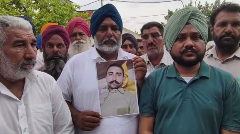 ਪਾਕਿਸਤਾਨ ਦੀ ਜੇਲ੍ਹ ਅੰਦਰ ਬੰਦ ਅੰਮ੍ਰਿਤਪਾਲ ਦੇ ਮਾਪਿਆਂ ਨੇ ਮੰਗਿਆ ਇਨਸਾਫ਼ ਪਰਿਵਾਰ ਨੇ ਵੱਡਾ ਇਕੱਠ ਕਰ ਕੇ ਸਰਕਾਰ ਤੋਂ ਦਖ਼ਲ ਦੇਣ ਦੀ ਕੀਤੀ ਮੰਗ