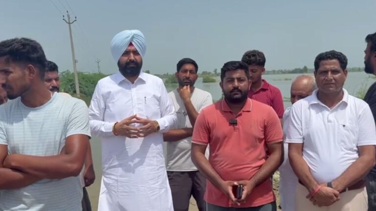 ਜਲਾਲਾਬਾਦ ਦੇ ਹੜ੍ਹ ਪੀੜਤਾਂ ਨੂੰ ਮਿਲੇ ਭਾਜਪਾ ਆਗੂ ਕਾਕਾ ਕੰਬੋਜ਼; ਸੇਮ ਨਾਲਾ ਟੁੱਟਣ ਕਾਰਨ ਹੋਏ ਨੁਕਸਾਨ ਦਾ ਲਿਆ ਜਾਇਜ਼ਾ; ਪ੍ਰਸ਼ਾਸਨ ਨੂੰ ਪ੍ਰਭਾਵਿਤ ਲੋਕਾਂ ਦੀ ਸਾਰ ਲੈਣ ਦੀ ਕੀਤੀ ਅਪੀਲ