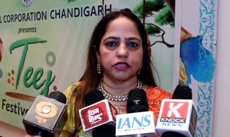 ਚੰਡੀਗੜ੍ਹ ਨਗਰ ਨਿਗਮ ਵੱਲੋਂ ਤੀਜ ਦੇ ਤਿਉਹਾਰ ਮੌਕੇ ਸਮਾਗਮ ਮੇਅਰ ਵੱਲੋਂ ਮਹਿਲਾ ਸਫਾਈ ਮੁਲਾਜ਼ਮਾਂ ਦਾ ਸਨਮਾਨ