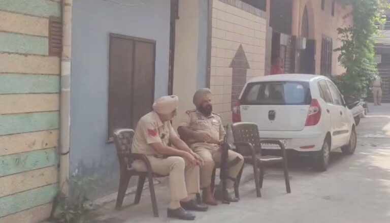ਅੰਮ੍ਰਿਤਸਰ ਮਜੀਠਾ ਰੋਡ ਸ਼ਾਸਤਰੀ ਨਗਰ ‘ਚ ਐਨਆਈਏ ਦੀ ਰੇਡ; ਇਮੀਗ੍ਰੇਸ਼ਨ ਕੰਮ ਕਰਦੇ ਵਿਅਕਤੀ ਦੇ ਘਰ ਕੀਤੀ ਛਾਪੇਮਾਰੀ
