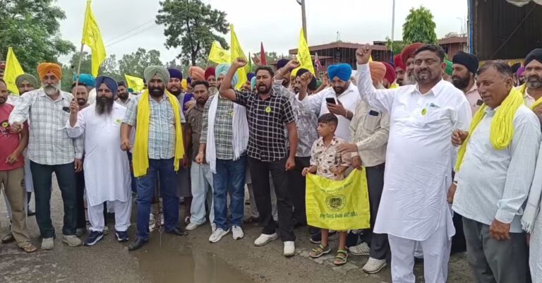 ਗੁਰਦਾਸਪੁਰ ’ਚ ਕਿਸਾਨਾਂ ਨੇ ਵੱਖ ਵੱਖ ਮੁੱਦਿਆਂ ਨੂੰ ਲੈ ਕੇ ਲਾਇਆ ਜਾਮ;  ਅੰਮ੍ਰਿਤਸਰ-ਪਠਾਨਕੋਟ ਨੈਸ਼ਨਲ ਹਾਈਵੇ ਜਾਮ ਕਰ ਕੇ ਕੀਤਾ ਪ੍ਰਦਰਸ਼ਨ;  ਗੰਨੇ ਦੀ ਬਕਾਇਆ ਰਾਸ਼ੀ, ਲੈਂਡ ਪੁਲਿੰਗ ਤੇ ਯੂਰੀਆ ਕਿੱਲਤ ਖਿਲਾਫ ਨਾਅਰੇਬਾਜ਼ੀ