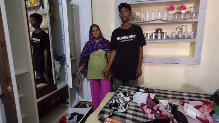 ਤਰਨ ਤਾਰਨ ’ਚ ਪੁਲਿਸ ਭੇਸ ’ਚ ਆਏ ਲੁਟੇਰਿਆਂ ਵੱਲੋਂ ਲੁੱਟ; ਪਰਿਵਾਰ ਨੂੰ ਬੰਧਕ ਬਾ ਕੇ ਲੱਖਾਂ ਦੀ ਚੋਰੀ ਕਰ ਕੇ ਹੋਏ ਫਰਾਰ; ਘਟਨਾ ਸੀਸੀਟੀਵੀ ’ਚ ਕੈਦ, ਪੁਲਿਸ ਨੇ ਪੜਤਾਲ ਕੀਤੀ ਸ਼ੁਰੂ