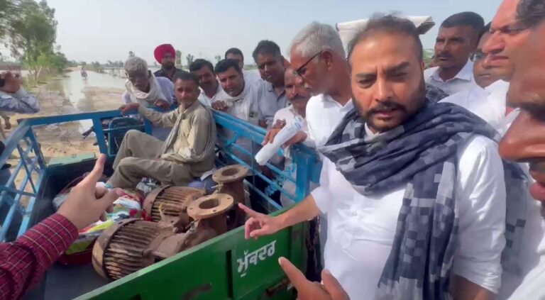 ਫਾਜ਼ਿਲਕਾ ਦੇ ਪਿੰਡ ਸਾਬੂਆਣਾ ਪਹੁੰਚੇ ਸਾਬਕਾ ਵਿਧਾਇਕ ਆਵਲਾ; ਬਰਸਾਤੀ ਪਾਣੀ ਤੋਂ ਪੀੜਤ ਲੋਕਾਂ ਨੂੰ ਮਦਦ ਦਾ ਦਿੱਤਾ ਭਰੋਸਾ