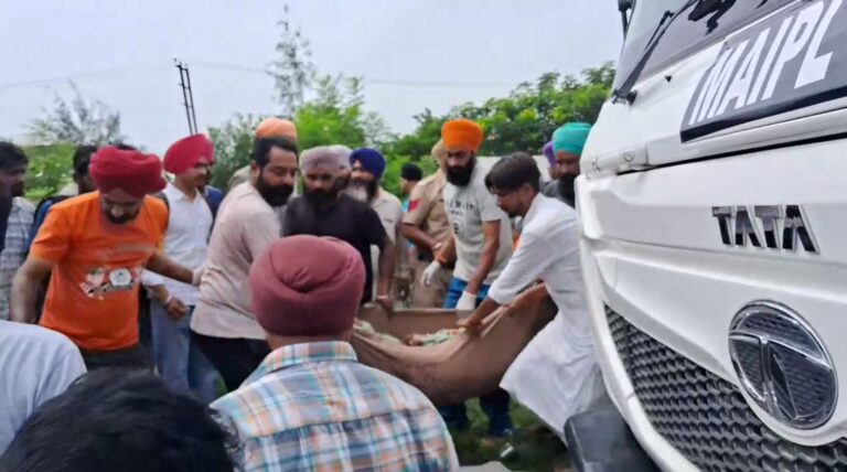 ਮੋਗਾ ’ਚ ਸੜਕ ਹਾਦਸੇ ਦੌਰਾਨ ਇਕ ਦੀ ਮੌਤ, ਦੂਜਾ ਜ਼ਖਮੀ; ਤੇਜ਼ ਰਫਤਾਰ ਟਿੱਪਰ ਨੇ ਐਕਟਿਵਾ ਨੂੰ ਮਾਰੀ ਟੱਕਰ; ਟਿੱਪਰ ਡਰਾਈਵਰ ਫਰਾਰ, ਪੁਲਿਸ ਕਰ ਰਹੀ ਜਾਂਚ