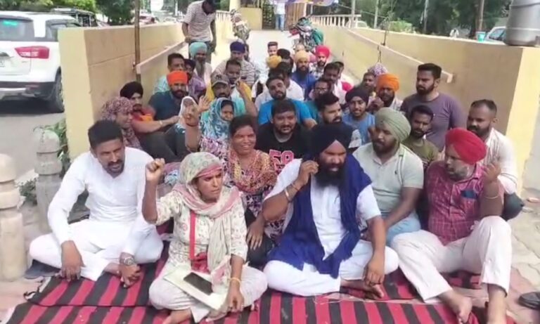 ਅੰਮ੍ਰਿਤਸਰ ’ਚ ਮੈਟਰੋ ਬੱਸ ਸਕਿਉਰਟੀ ਤੇ ਸਫਾਈ ਕਰਮਚਾਰੀਆਂ ਦਾ ਧਰਨਾ; ਤਿੰਨ ਮਹੀਨਿਆਂ ਤੋਂ ਤਨਖਾਹ ਨਾ ਮਿਲਣ ਨੂੰ ਲੈ ਕੇ ਕੀਤੀ ਨਾਅਰੇਬਾਜ਼ੀ