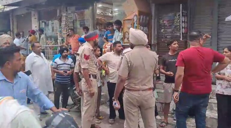 ਫਿਰੋਜ਼ਪੁਰ ਦੇ ਜ਼ੀਰਾ ’ਚ ਸੁਨਿਆਰੇ ਦੀ ਦੁਕਾਨ ’ਤੇ ਚੱਲੀਆਂ ਗੋਲੀਆਂ; ਲੰਡੇ ਹਰੀਕੇ ਦੇ ਸ਼ੂਟਰਾਂ ’ਤੇ ਲੱਗੇ ਗੋਲੀਆਂ ਚਲਾਉਣ ਦੇ ਇਲਜ਼ਾਮ; ਮੌਕੇ ਤੇ ਪਹੁੰਚੀ ਪੁਲਿਸ ਨੇ ਜਾਂਚ ਕੀਤੀ ਸ਼ੁਰੂ