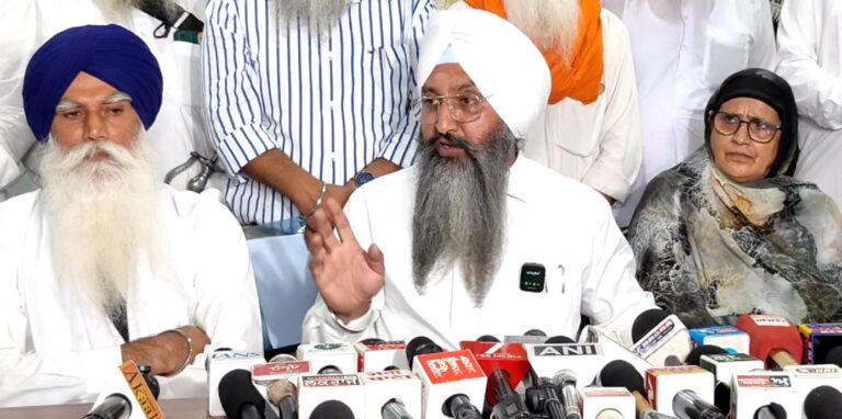 ਅੰਮ੍ਰਿਤਸਰ ਵਿਖੇ ਅਕਾਲੀ ਦਲ ਵਾਰਿਸ ਪੰਜਾਬ ਦੇ ਲੀਡਰਸ਼ਿਪ ਦੀ ਪ੍ਰੈੱਸ ਕਾਨਫਰੰਸ; ਪੁਲਿਸ ਅਧਿਕਾਰੀ ਵੱਲੋਂ ਕੀਤੇ ਵਿਵਹਾਰ ਦੀ ਸਖਤ ਸ਼ਬਦਾਂ ’ਚ ਕੀਤੀ ਨਿੰਦਾ; ਸਰਕਾਰ ਤੋਂ ਐਸਪੀ ਖਿਲਾਫ਼ ਘਟੀਆ ਭਾਸ਼ਾ ਵਰਤਣ ਲਈ ਕਾਰਵਾਈ ਦੀ ਕੀਤੀ ਮੰਗ