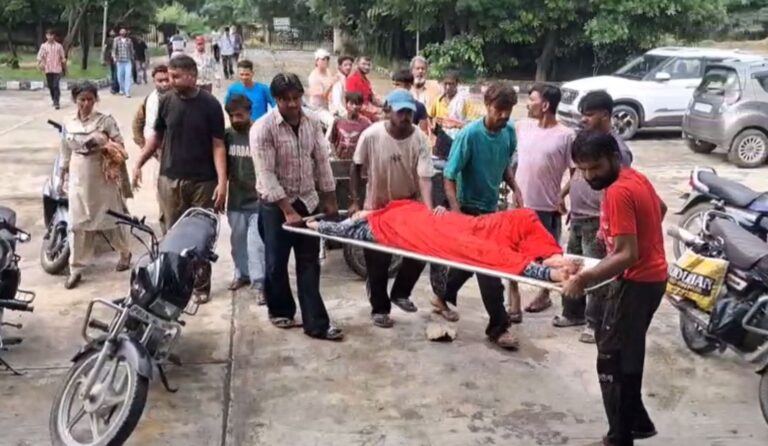 ਗੁਰਦਾਸਪੁਰ ’ਚ ਔਰਤ ਨੇ ਨਹਿਰ ’ਚ ਮਾਰੀ ਛਾਲ; ਨੌਜਵਾਨ ਵੱਲੋਂ ਬਾਹਰ ਕੱਢਣ ਦੇ ਬਾਵਜੂਦ ਨਹੀਂ ਬਚਾਈ ਜਾਨ