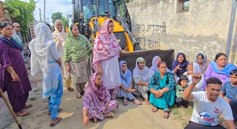 ਨਾਭਾ ’ਚ ਘਰ ਢਾਹੁਣ ਨੂੰ ਲੈ ਕੇ ਪ੍ਰਸ਼ਾਸਨ ਖਿਲਾਫ਼ ਪ੍ਰਦਰਸ਼ਨ;  ਅਦਾਲਤੀ ਹੁਕਮਾਂ ਬਾਅਦ ਘਰ ਢਾਹੁਣ ਪਹੁੰਚਿਆ ਪ੍ਰਸ਼ਾਸਨ; ਲੋਕਾਂ ਦੇ ਸਖਤ ਵਿਰੋਧ ਬਾਅਦ ਰੁਕੀ ਕਾਰਵਾਈ