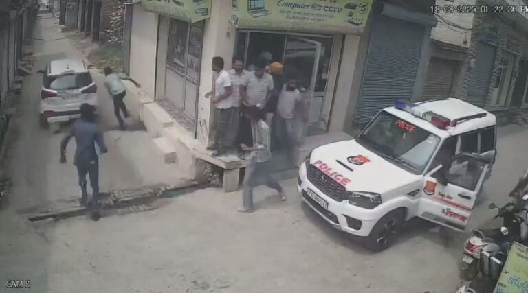 ਮੋਗਾ ਪੁਲਿਸ ਵੱਲੋਂ ਫਿਲਮੀ ਅੰਦਾਜ਼ ’ਚ ਕਾਰ ਚਾਲਕ ਕਾਬੂ; ਗਲੀਆਂ ’ਚ ਭੱਜਣ ਦੌਰਾਨ ਕਈ ਵਾਹਨਾਂ ਨੂੰ ਮਾਰੀ ਟੱਕਰ; ਘਟਨਾ ਸੀਸੀਟੀਵੀ ’ਚ ਕੈਦ, ਪੁਲਿਸ ਕਰ ਰਹੀ ਜਾਂਚ