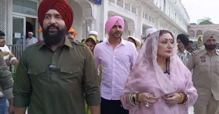 ਸ੍ਰੀ ਹਰਿਮੰਦਰ ਸਾਹਿਬ ਵਿਖੇ ਨਤਮਸਤਕ ਹੋਏ ਕ੍ਰਿਕਟਰ ਹਰਭਜਨ ਸਿੰਘ; ਗੀਤਾ ਬਸਰਾ ਤੇ ਰਾਜ ਕੁੰਦਰਾ ਦੀ ਫ਼ਿਲਮ ਮਿਹਰ ਲਈ ਕੀਤੀ ਅਰਦਾਸ; ਕਿਹਾ, ਵਾਹਿਗੁਰੂ ਮਿਹਰ ਕਰਨ, ਪੰਜਾਬੀ ਲੋਕਾਂ ਨੂੰ ਪਸੰਦ ਆਵੇਗੀ ਫ਼ਿਲਮ