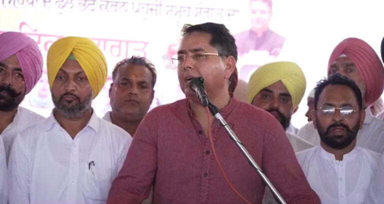 ਕੈਬਨਿਟ ਮੰਤਰੀ ਅਮਨ ਅਰੋੜਾ ਵੱਲੋਂ ਸੰਤ ਲੌਂਗੋਵਾਲ ਨੂੰ ਸ਼ਰਧਾਂਜਲੀ; ਬਰਸੀ ਮੌਕੇ ਲਗਾਏ ਖੂਨਦਾਨ ਕੈਂਪ ’ਚ ਕੀਤੀ ਸ਼ਿਰਕਤ; ਕਿਹਾ, ਸੰਤਾਂ ਦੇ ਫਲਸਫੇ ਮੁਤਾਬਕ ਹੋ ਰਿਹੈ ਪੰਜਾਬ ਦਾ ਵਿਕਾਸ