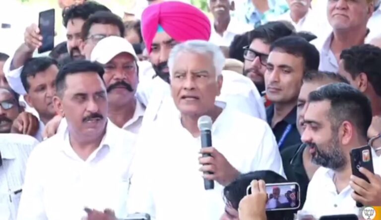 ਅਬੋਹਰ ’ਚ ਭਾਜਪਾ ਆਗੂਆਂ ਦਾ ਸਰਕਾਰ ਖਿਲਾਫ ਪ੍ਰਦਰਸ਼ਨ; ਸੁਨੀਲ ਜਾਖੜ, ਸੁਰਜੀਤ ਜਿਆਣੀ ਸਮੇਤ ਦਿੱਗਜ਼ ਆਗੂ ਰਹੇ ਮੌਜੂਦ; ਪੁਲਿਸ ਵੱਲੋਂ ਰੋਕੇ ਜਾਣ ’ਤੇ ਸਰਕਾਰ ਖਿਲਾਫ਼ ਕੀਤੀ ਨਾਅਰੇਬਾਜ਼ੀ