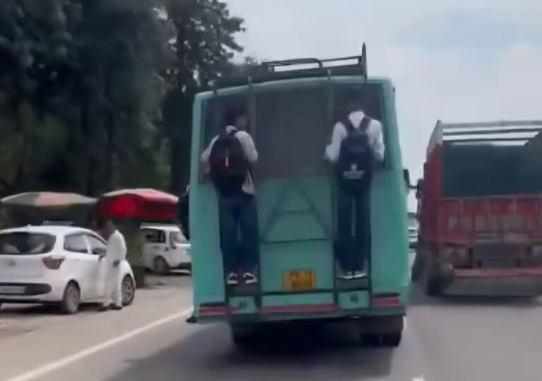 ਡੇਰਾਬੱਸੀ ’ਚ ਨਿੱਜੀ ਬੱਸ ਚਾਲਕਾਂ ਦੀ ਵੱਡੀ ਲਾਪ੍ਰਵਾਹੀ ਆਈ ਸਾਹਮਣੇ; ਬੱਸ ਦੇ ਪਿੱਛੇ ਲਟਕ ਕੇ ਸਫਰ ਕਰਦੇ ਵਿਦਿਆਰਥੀਆਂ ਦੀ ਵੀਡੀਓ ਵਾਇਰਲ; ਪੁਲਿਸ ਨੇ ਕੱਟਿਆ ਚੱਲਾਨ, ਲੋਕਾਂ ਨੇ ਸਖਤ ਕਾਨੂੰਨੀ ਕਾਰਵਾਈ ਦੀ ਮੰਗ