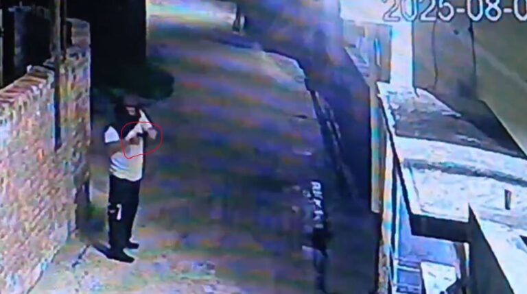 ਗੁਰਦਾਸਪੁਰ ਦੇ ਡੇਰਾ ਬਾਬਾ ਨਾਨਕ ’ਚ ਅਕਾਲੀ ਆਗੂ ਦੇ ਘਰ ’ਤੇ ਫਾਇਰਿੰਗ; ਘਰ ’ਤੇ 8 ਰਾਊਡ ਫਾਇਰਿੰਗ ਕਰ ਕੇ ਅਣਪਛਾਤਾ ਵਿਅਕਤੀ ਫਰਾਰ; ਘਟਨਾ ਸੀਸੀਟੀਵੀ ਕੈਮਰੇ ’ਚ ਕੈਦ, ਪੁਲਿਸ ਕਰ ਰਹੀ ਜਾਂਚ