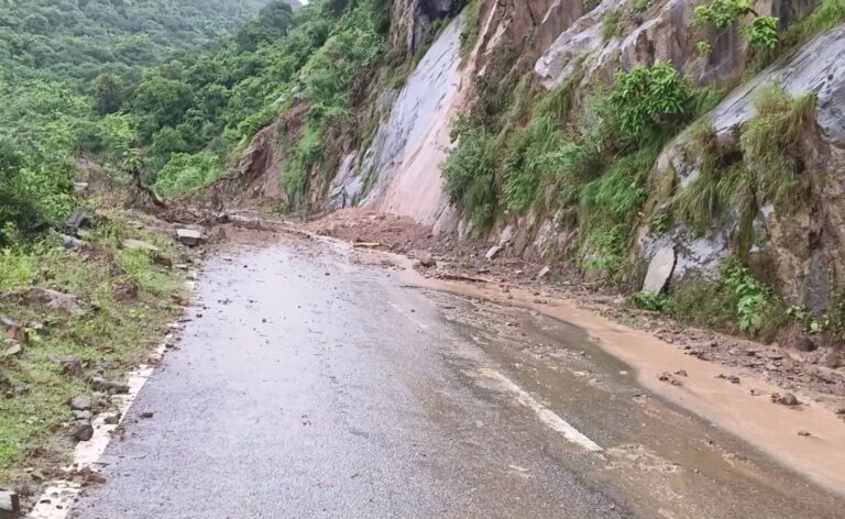 ਪਠਾਨਕੋਟ ਦੇ ਧਾਰ ਇਲਾਕੇ ’ਚ ਹੜ੍ਹਾਂ ਕਾਰਨ ਵਧੀ ਮੁਸ਼ਕਲ;  ਸੜਕਾਂ ਬੰਦ ਹੋਣ ਕਾਰਨ ਪਠਾਨਕੋਟ ਨਾਲੋਂ ਟੁੱਟਾ ਸੰਪਰਕ