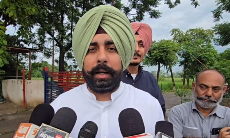 ਨਾਭਾ ਜੇਲ੍ਹ ’ਚ ਮਜੀਠੀਆ ਨੂੰ ਮਿਲੇ ਅਰਸ਼ਦੀਪ ਕਲੇਰ; ਮਿਲਣੀ ਤੋਂ ਬਾਅਦ ਸਰਕਾਰ ਵੱਲ ਸਾਧੇ ਨਿਸ਼ਾਨੇ; ਕਿਹਾ, ਜੇਲ੍ਹ ਅੰਦਰ ਰੱਖਣ ਲਈ ਬਹਾਨੇ ਘੜ ਰਹੀ ਸਰਕਾਰ