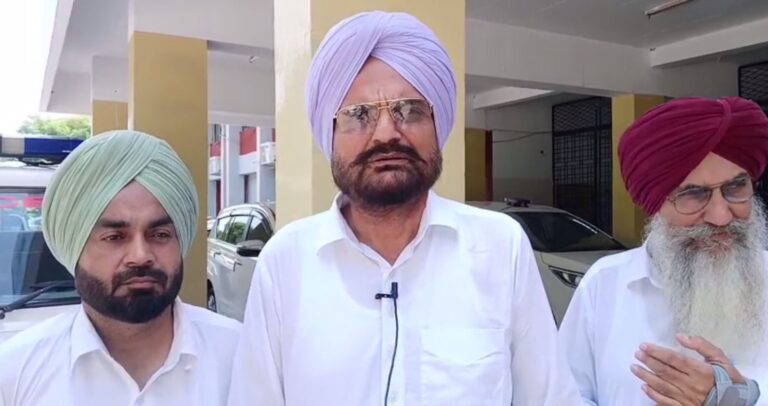 ਮਾਨਸਾ ਦੇ ਡੀਸੀ ਨੂੰ ਪਿੰਡਾਂ ਦੇ ਵਫਦ ਸਮੇਤ ਮਿਲੇ ਬਲਕੌਰ ਸਿੰਘ; ਜ਼ਿਲ੍ਹੇ ਦੇ ਪਿੰਡਾਂ ’ਚੋਂ ਬਰਸਾਤੀ ਪਾਣੀ ਦੀ ਨਿਕਾਸੀ ਦੀ ਕੀਤੀ ਮੰਗ