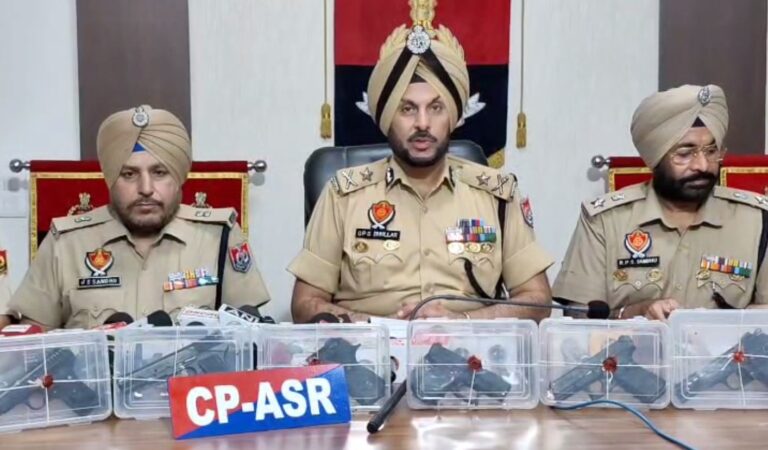 ਅੰਮ੍ਰਿਤਸਰ ਪੁਲਿਸ ਵੱਲੋਂ ਸਰਹੱਦੀ ਤਸਕਰੀ ਗਰੋਹ ਦਾ ਪਰਦਾਫਾਸ਼; 4 ਤਸਕਰਾਂ ਨੂੰ ਗ੍ਰਿਫਤਾਰ ਕਰ ਕੇ 7 ਪਿਸਤੌਲਾਂ ਦੀ ਖੇਪ ਬਰਾਮਦ
