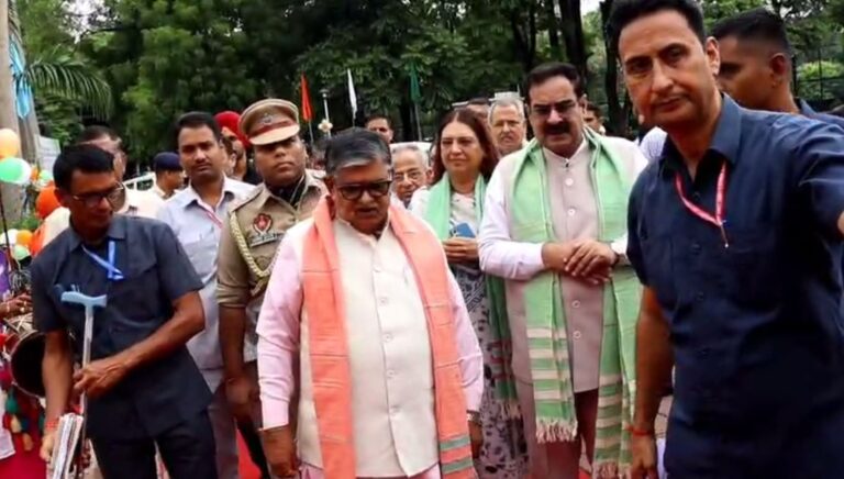 ਚੰਡੀਗੜ੍ਹ ਵਿਖੇ ਹੋਇਆ ਰਾਜ ਪੱਧਰੀ ‘ਹਰ ਘਰ ਤਿਰੰਗਾ’ ਪ੍ਰੋਗਰਾਮ; ਰਾਜਪਾਲ ਸਮੇਤ ਵੱਡੀ ਗਿਣਤੀ ਲੋਕਾਂ ਨੇ ਕੀਤੀ ਸ਼ਿਰਕਤ