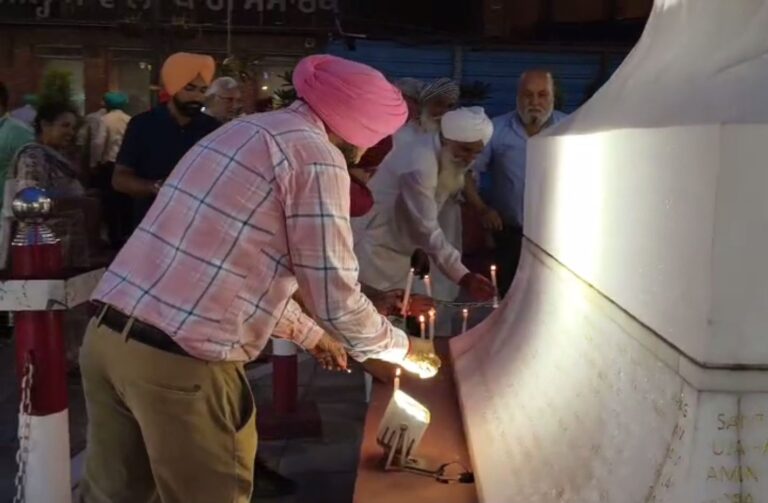 ਅੰਮ੍ਰਿਤਸਰ ਵਿਖੇ ਹਿੰਦ-ਪਾਕਿ ਦੋਸਤੀ ਮੰਚ ਵੱਲੋਂ ਸ਼ਰਧਾਂਜਲੀ ਸਮਾਗਮ; ਜ਼ਲ੍ਹਿਆਂਵਾਲਾ ਬਾਗ ਵਿਖੇ ਮੋਮਬੱਤੀਆਂ ਜਗ੍ਹਾ ਕੇ ਸ਼ਹੀਦਾਂ ਨੂੰ ਦਿੱਤੀ ਸ਼ਰਧਾਂਜਲੀ