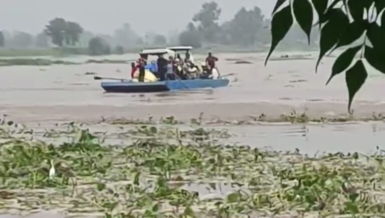 ਫਿਰੋਜ਼ਪੁਰ ’ਚ ਸਤਲੁਜ ਦਰਿਆ ਅੰਦਰ ਬੇਕਾਬੂ ਹੋਇਆ ਬੇੜਾ;  2 ਟਰੈਕਟਰਾਂ ਸਮੇਤ 20 ਸਵਾਰਾਂ ਦੀ ਮੁਸ਼ਕਲ ਨਾਲ ਬਚੀ ਜਾਨ; ਕੰਟਰੋਲ ਨਾ ਹੋਣ ਦੀ ਸੂਰਤ ’ਚ ਪਾਕਿਸਤਾਨ ਜਾਨ ਦਾ ਸੀ ਖਤਰਾ