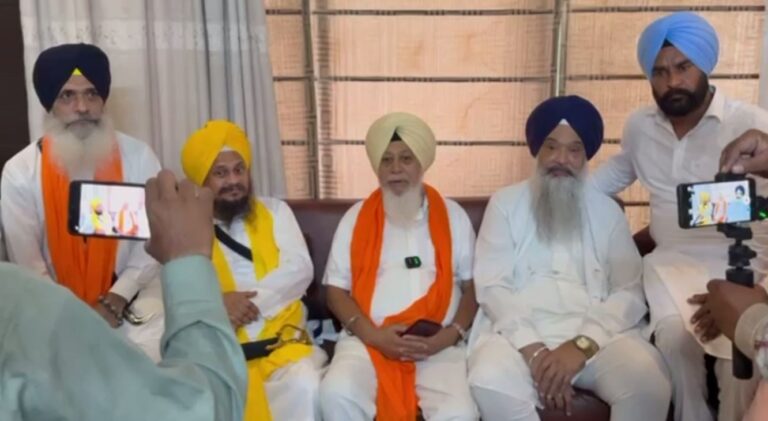 ਦੋ ਵਾਰ ਦੇ ਸਾਂਸਦ ਹਰਿੰਦਰ ਸਿੰਘ ਖਾਲਸਾ ਨਵੇਂ ਅਕਾਲੀ ’ਚ ਸ਼ਾਮਲ; ਪ੍ਰਧਾਨ ਗਿਆਨੀ ਹਰਪ੍ਰੀਤ ਸਿੰਘ ਨੇ ਸਿਰੋਪਾਓ ਪਾ ਕੇ ਕੀਤਾ ਸਵਾਗਤ