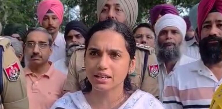 ਅੰਮ੍ਰਿਤਸਰ ਡਿਪਟੀ ਕਮਿਸ਼ਨਰ ਵੱਲੋਂ ਰਾਵੀ ਦਰਿਆ ਦਾ ਦੌਰਾ; ਦਰਿਆ ਅੰਦਰ ਪਾਣੀ ਵਧਣ ਦੇ ਚਲਦਿਆਂ ਹਾਲਾਤ ਦਾ ਲਿਆ ਜਾਇਜ਼ਾ; ਪਿੰਡਾਂ ਅੰਦਰ ਅਲਰਟ ਜਾਰੀ, ਦਰਿਆ ਤੋਂ ਦੂਰ ਰਹਿਣ ਦੀ ਅਪੀਲ