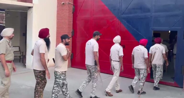 ਫਰੀਦਕੋਟ ਦੀ ਕੇਂਦਰੀ ਜੇਲ੍ਹ ਅੰਦਰ ਤਲਾਸ਼ੀ ਮੁਹਿੰਮ; ਡੇਢ ਸੌ ਤੋਂ ਵਧੇਰੇ ਪੁਲਿਸ ਮੁਲਾਜਮਾਂ ਨੇ ਕੀਤੀ ਸ਼ਿਰਕਤ; ਦੋ ਘੰਟਿਆਂ ਤਕ ਹਰ ਹਿੱਸੇ ਦੀ ਬਾਰੀਕੀ ਨਾਲ ਜਾਂਚ