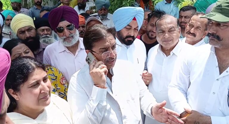 ਗੁਰਦਾਸਪੁਰ ਦੇ ਹੜ੍ਹ ਪੀੜਤਾਂ ਨੂੰ ਮਿਲੇ ਭਾਜਪਾ ਆਗੂ ਰਾਕੇਸ਼ ਰਾਠੌਰ; ਹੜ੍ਹਾਂ ਤੋਂ ਪ੍ਰਭਾਵਿਤ ਲੋਕਾਂ ਨੂੰ ਮਿਲ ਕੇ ਜਾਣਿਆਂ ਹਾਲ; ਡਿਪਟੀ ਕਮਿਸ਼ਨਰ ਨੂੰ ਸੇਫਟੀ ਸਮਰ ਛੇਤੀ ਮੁਰੰਮਤ ਕਰਨ ਦੀ ਮੰਗ