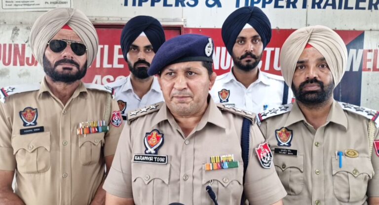 ਖੰਨਾ ਪੁਲਿਸ ਦੇ ਬੁਲਿਟ ਦੇ ਪਟਾਕਿਆਂ ਖਿਲਾਫ਼ ਸਖਤੀ; ਨਾਕੇ ਦੌਰਾਨ 150 ਦੇ ਕਰੀਬ ਕੀਤਾ ਗਏ ਚਲਾਨ; ਰੋਡ-ਰੂਲਰ ਨਾਲ ਨਕਾਰਾ ਕੀਤੇ ਜ਼ਬਤ ਕੀਤੇ ਸਲਾਂਸਰ