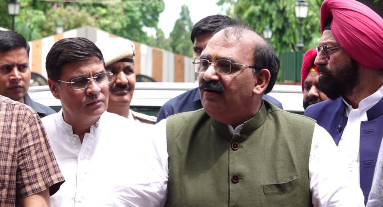 ਚੰਡੀਗੜ੍ਹ ’ਚ ਰਾਜਪਾਲ ਨੂੰ ਮਿਲਿਆ ਭਾਜਪਾ ਆਗੂ ਦਾ ਵਫਦ; ਭਾਜਪਾ ਆਗੂਆਂ ਦੀ ਗ੍ਰਿਫਤਾਰੀ ਨੂੰ ਲੈ ਕੇ ਕੀਤੀ ਸ਼ਿਕਾਇਤ