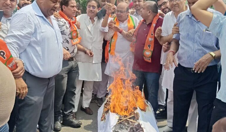 ਜਲੰਧਰ ’ਚ ਭਾਜਪਾ ਦਾ ਸਰਕਾਰ ਖਿਲਾਫ਼ ਅਰਥੀ ਫੂਕ ਮੁਜਾਹਰਾ; ਮੁੱਖ ਮੰਤਰੀ ਦਾ ਪੁਤਲਾ ਫੂਕ ਕੇ ਕੀਤੀ ਨਾਅਰੇਬਾਜ਼ੀ; ਭਾਜਪਾ ਦੇ ਕੈਂਪ ਨਾ ਲਾਉਣ ਦੇਣ ਨੂੰ ਲੈ ਕੇ ਕੀਤਾ ਪ੍ਰਦਰਸ਼ਨ