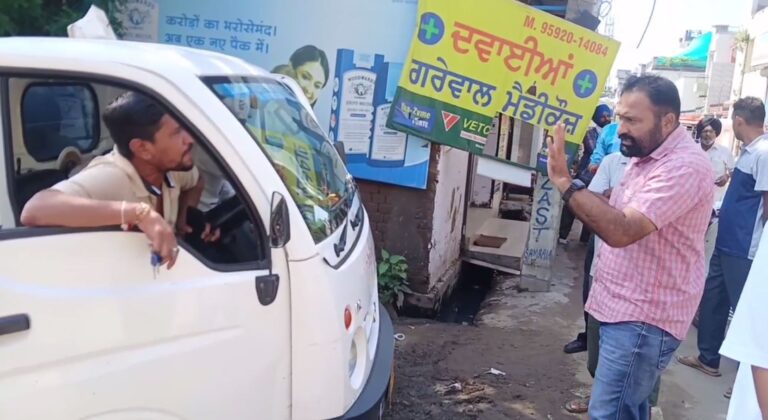 ਸਮਰਾਲਾ ’ਚ ਰਿਹਾਇਸ਼ੀ ਖੇਤਰ ’ਚ ਕੂੜਾ ਸੁੱਟਣ ਤੋਂ ਲੋਕ ਪ੍ਰੇਸ਼ਾਨ; ਲੋਕਾਂ ਨੇ ਵਾਪਸ ਮੋੜੀਆਂ ਕੂੜ ਸੁੱਟਣ ਆਈਆਂ ਗੱਡੀਆਂ; ਰਿਹਾਇਸ਼ੀ ਥਾਂ ’ਤੇ ਕੂੜਾ ਸੁੱਟਣ ਦੇ ਲੱਗੇ ਇਲਜ਼ਾਮ