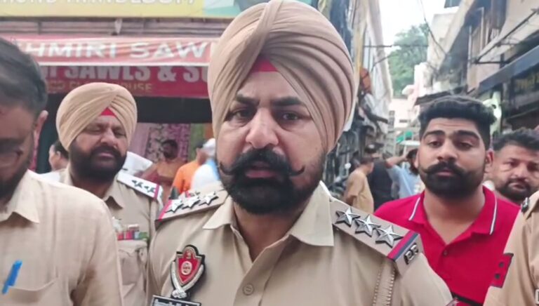 ਕਪੂਰਥਲਾ ’ਚ ਦੁਕਾਨ ਅੰਦਰ ਲੜਕੀ ਨਾਲ ਛੇੜਛਾੜ ਨੂੰ ਲੈ ਕੇ ਹੰਗਾਮਾ; ਦੁਕਾਨਦਾਰਾਂ ਨੇ ਕਾਰਵਾਈ ਦੀ ਮੰਗ ਨੂੰ ਲੈ ਕੇ ਕੀਤਾ ਪ੍ਰਦਰਸ਼ਨ; ਪੁਲਿਸ ਨੇ ਹਿਰਾਸਤ ਚ ਲੈ ਕੇ ਕਾਰਵਾਈ ਕੀਤੀ ਸ਼ੁਰੂ