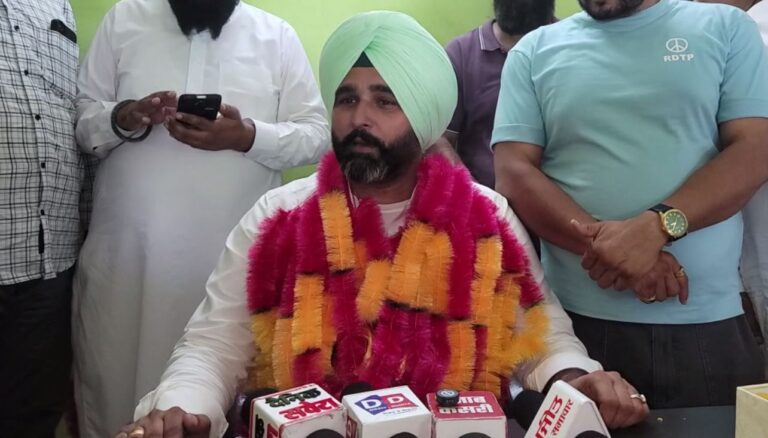 ਮਾਛੀਵਾੜਾ ਟਰੱਕ ਯੂਨੀਅਨ ਨੂੰ ਮਿਲਿਆ ਨਵਾਂ ਪ੍ਰਧਾਨ; ਵਿਧਾਇਕ ਦਿਆਲਪੁਰ ਦਾ ਨਜ਼ਦੀਕੀ ਬਲਪ੍ਰੀਤ ਸ਼ਾਮਗੜ੍ਹ ਸਿਰ ਸੱਜਿਆ ਤਾਜ; ਯੂਨੀਅਨ ਦੇ ਇਕ ਧੜੇ ਨੇ ਦਫ਼ਤਰ ਨੂੰ ਤਾਲਾ ਲਗਾ ਕੇ ਪ੍ਰਗਟਾਇਆ ਵਿਰੋਧ