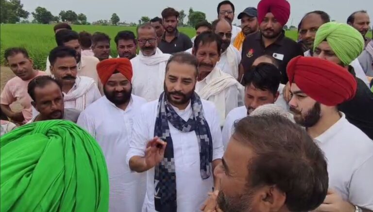 ਜਲਾਲਾਬਾਦ ਦੇ ਹੜ੍ਹ ਪ੍ਰਭਾਵਿਤ ਇਲਾਕੇ ’ਚ ਪਹੁੰਚੇ ਸਾਬਕਾ ਵਿਧਾਇਕ ਆਵਲਾ; 10 ਟਰਾਲੀਆਂ ਹਰਾ ਚਾਰਾ ਤੇ ਹੋਰ ਜ਼ਰੂਰੀ ਸਾਮਾਨ ਵੰਡਿਆ; 2 ਲੱਖ ਪ੍ਰਤੀ ਏਕੜ ਦੇਣ ਦੀ ਕੀਤੀ ਮੰਗ