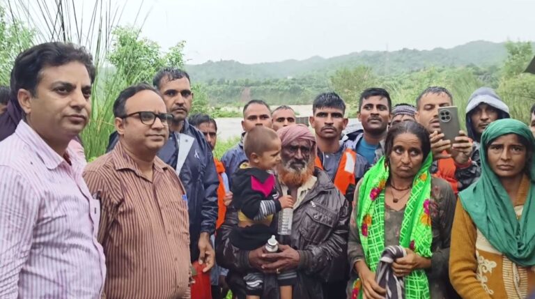 ਪਠਾਨਕੋਟ ਪ੍ਰਸ਼ਾਸਨ ਨੇ ਗੁੱਜਰ ਬਰਾਦਰੀ ਦੇ ਲੋਕਾਂ ਦਾ ਰੈਸਕਿਊ; ਰਾਵੀ ਦਰਿਆ ਦੇ ਪਾਣੀ ’ਚ ਘਿਰੇ ਲੋਕਾਂ ਨੂੰ ਸੁਰੱਖਿਅਤ ਕੱਢਿਆ ਬਾਹਰ