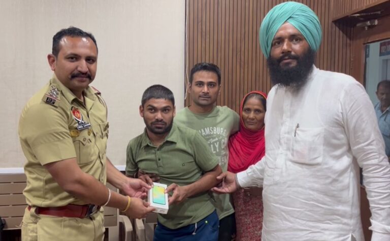ਛੇਹਰਟਾ ਥਾਣੇ ਦੇ ਐਸਐਚਓ ਦਾ ਵਿਲੱਖਣ ਉਪਰਾਲਾ; ਸਰੀਰਕ ਪੱਖੋਂ ਵਿਕਲਾਂਗ ਨੌਜਵਾਨ ਨੂੰ ਲੈ ਕੇ ਦਿੱਤਾ ਨਵਾਂ ਫੋਨ