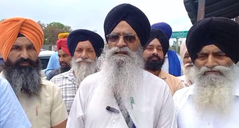 ਪਿੰਡ ਮੰਡੀਆਲਾ ’ਚ ਪੀੜਤਾ ਨੂੰ ਮਿਲੇ ਐਸਜੀਸੀਪੀ ਪ੍ਰਧਾਨ ਧਾਮੀ; ਸਰਕਾਰ ਦੀ ਮਦਦ ਨੂੰ ਦੱਸਿਆ ਨਾਕਾਫੀ; ਮ੍ਰਿਤਕਾ ਨੂੰ ਡੇਢ ਲੱਖ ਤੇ ਜ਼ਖਮੀ ਨੂੰ 50 ਹਜ਼ਾਰ ਦੇਣ ਦਾ ਐਲਾਨ