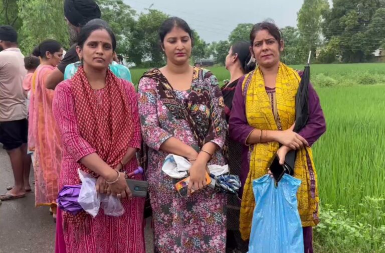 ਗੁਰਦਾਸਪੁਰ ਦੇ ਨਵੋਦਿਆ ਸਕੂਲ ਅੰਦਰ ਫਸੇ 400 ਵਿਦਿਆਰਥੀ; ਹੜ੍ਹ ਕਾਰਨ ਅੰਦਰ ਫਸੇ ਵਿਦਿਆਰਥੀ ਤੇ 150 ਦੇ ਕਰੀਬ ਮੁਲਾਜ਼ਮ; ਪ੍ਰਸ਼ਾਸਨ ਵੱਲੋਂ ਸਾਰ ਨਾ ਲੈਣ ਕਾਰਨ ਮਾਪਿਆਂ ਅੰਦਰ ਗੁੱਸੇ ਦੀ ਲਹਿਰ