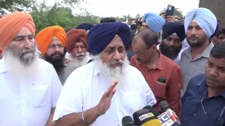 ਖਡੂਰ ਸਾਹਿਬ ਦੇ ਹੜ੍ਹ ਪੀੜਤਾਂ ਨੂੰ ਮਿਲੇ ਸੁਖਬੀਰ ਬਾਦਲ;  ਮੁੱਖ ਮੰਤਰੀ ਵੱਲ ਸਾਧੇ ਨਿਸ਼ਾਨੇ, ਲੋਕਾਂ ਦੀ ਸਾਰ ਲੈਣ ਦੀ ਕੀਤੀ ਮੰਗ