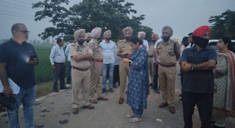 ਅੰਮ੍ਰਿਤਸਰ ਪ੍ਰਸ਼ਾਸਨ ਨੇ ਹੜ੍ਹ ਪੀੜਤ ਇਲਾਕਿਆਂ ’ਚ ਸੰਭਾਲਿਆ ਮੋਰਚਾ; ਲੋਕਾਂ ਨੂੰ ਘਰਾਂ ’ਚੋਂ ਕੱਢਣ ਲਈ ਸਾਰੀ ਦਿਹਾੜੀ ਲੱਗੇ ਰਹੇ ਅਧਿਕਾਰੀ