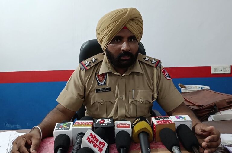 ਮੋਗਾ ਪੁਲਿਸ ਦੀ ਨਾਜਾਇਜ਼ ਮਾਈਨਿੰਗ ਖਿਲਾਫ਼ ਵੱਡੀ ਕਾਰਵਾਈ; ਇੱਕ ਮੁਲਜ਼ਮ ਗ੍ਰਿਫਤਾਰ, 4 ਹਨੇਰੇ ਦਾ ਫਾਇਦਾ ਉਠਾ ਹੋਏ ਫਰਾਰ; ਇਕ ਜੇਸੀਬੀ ਮਸ਼ੀਨ ਤੇ ਤਿੰਨ ਟਰੈਕਟਰ-ਟਰਾਲੀਆਂ ਕੀਤੀਆਂ ਜ਼ਬਤ