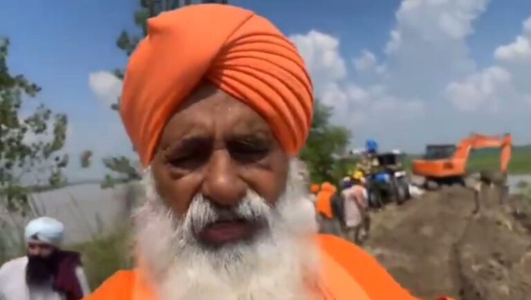 ਸੁਲਤਾਨਪੁਰ ਲੋਧੀ ਦੇ ਆਹਲੀ ਕਲਾਂ ਬੰਨ੍ਹ ਤੇ ਪਹੁੰਚੇ ਸੰਤ ਸੀਚੇਵਾਲ; ਬੰਨ੍ਹ ਨੂੰ ਢਾਹ ਤੋਂ ਬਚਾਉਣ ਲਈ ਚੱਲਦੇ ਕੰਮ ਦਾ ਲਿਆ ਜਾਇਜ਼ਾ; ਹੜ੍ਹਾਂ ਕਾਰਨ ਸੰਤ ਸੀਚੇਵਾਲ ਨੇ ਵਿਦੇਸ਼ ਦੌਰਾ ਕੀਤਾ ਰੱਦ