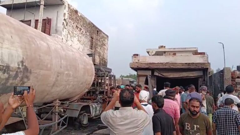 ਹੁਸ਼ਿਆਰਪੁਰ ’ਚ ਗੈਂਸ ਟੈਂਕਰ ਨੂੰ ਅੱਗ ਲੱਗਣ ਕਾਰਨ 2 ਦੀ ਮੌਤ; ਹਾਦਸੇ ਚ ਕਈ ਦਰਜਨ ਲੋਕਾਂ ਦੇ ਝੁਲਸਣ ਦੀ ਖਬਰ; ਪ੍ਰਸ਼ਾਸਨ ਨੇ ਜ਼ਖਮੀਆਂ ਨੂੰ ਹਸਪਤਾਲ ਪਹੁੰਚ ਕੇ ਜਾਂਚ ਆਰੰਭੀ