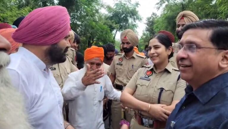 ਮਾਛੀਵਾੜਾ ਦੇ ਪਿੰਡ ਧੂਲੇਵਾਲ ਪਹੁੰਚੇ ਹਲਕਾ ਵਿਧਾਇਕ ਦਿਆਲਪੁਰਾ; ਲੋਕਾਂ ਨੇ ਬੰਨ੍ਹ ਨੂੰ ਲੱਗੀ ਢਾਹ ਰੋਕਣ ਦੇ ਢਿੱਲੇ ਪ੍ਰਬੰਧਾਂ ’ਤੇ ਚੁੱਕੇ ਸਵਾਲ
