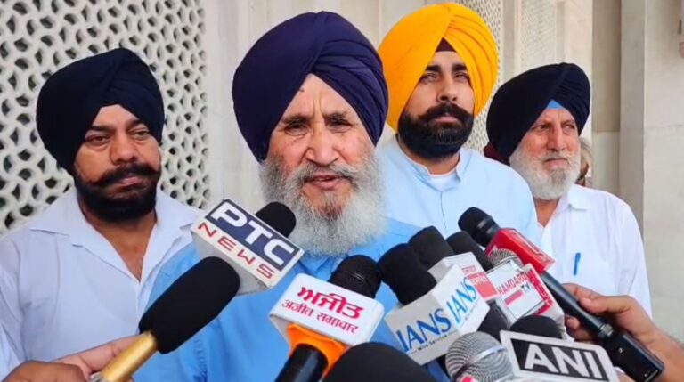 ਸ੍ਰੀ ਦਰਬਾਰ ਸਾਹਿਬ ਵਿਖੇ ਨਤਮਸਤਕ ਹੋਈ ਅਕਾਲੀ ਲੀਡਰਸ਼ਿਪ; ਲੈਂਡ ਪੂਲਿੰਗ ਨੀਤੀ ਖ਼ਤਮ ਹੋਣ ’ਤੇ ਕੀਤੀ ਸ਼ੁਕਰਾਨੇ ਦੀ ਅਰਦਾਸ