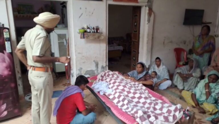 ਜਗਰਾਓ ’ਚ ਸਖਸ਼ ਵੱਲੋਂ ਭੇਦਭਰੀ ਹਾਲਤ ’ਚ ਖੁਦਕੁਸ਼ੀ; ਧੀ ਤੇ ਭੈਣਾਂ ਨੇ ਪਤਨੀ ਤੇ ਪੁੱਤਰ ’ਤੇ ਲਾਏ ਗੰਭੀਰ ਇਲਜ਼ਾਮ; ਪੁਲਿਸ ਨੇ ਲਾਸ਼ ਕਬਜੇ ’ਚ ਲੈ ਕੇ ਜਾਂਚ ਕੀਤੀ ਸ਼ੁਰੂ